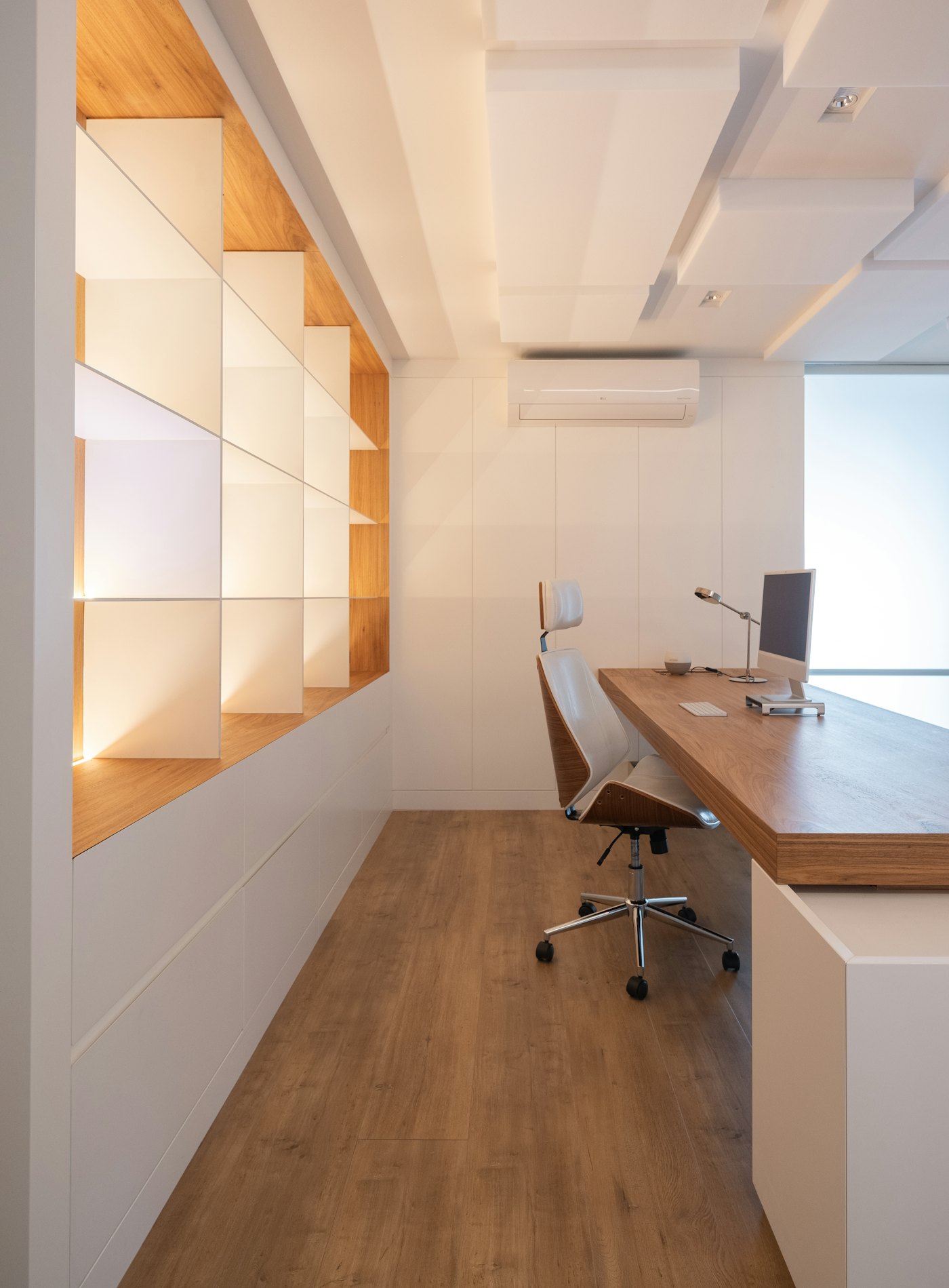 Poste de travail et rangements sur mesure dans des bureaux livrés