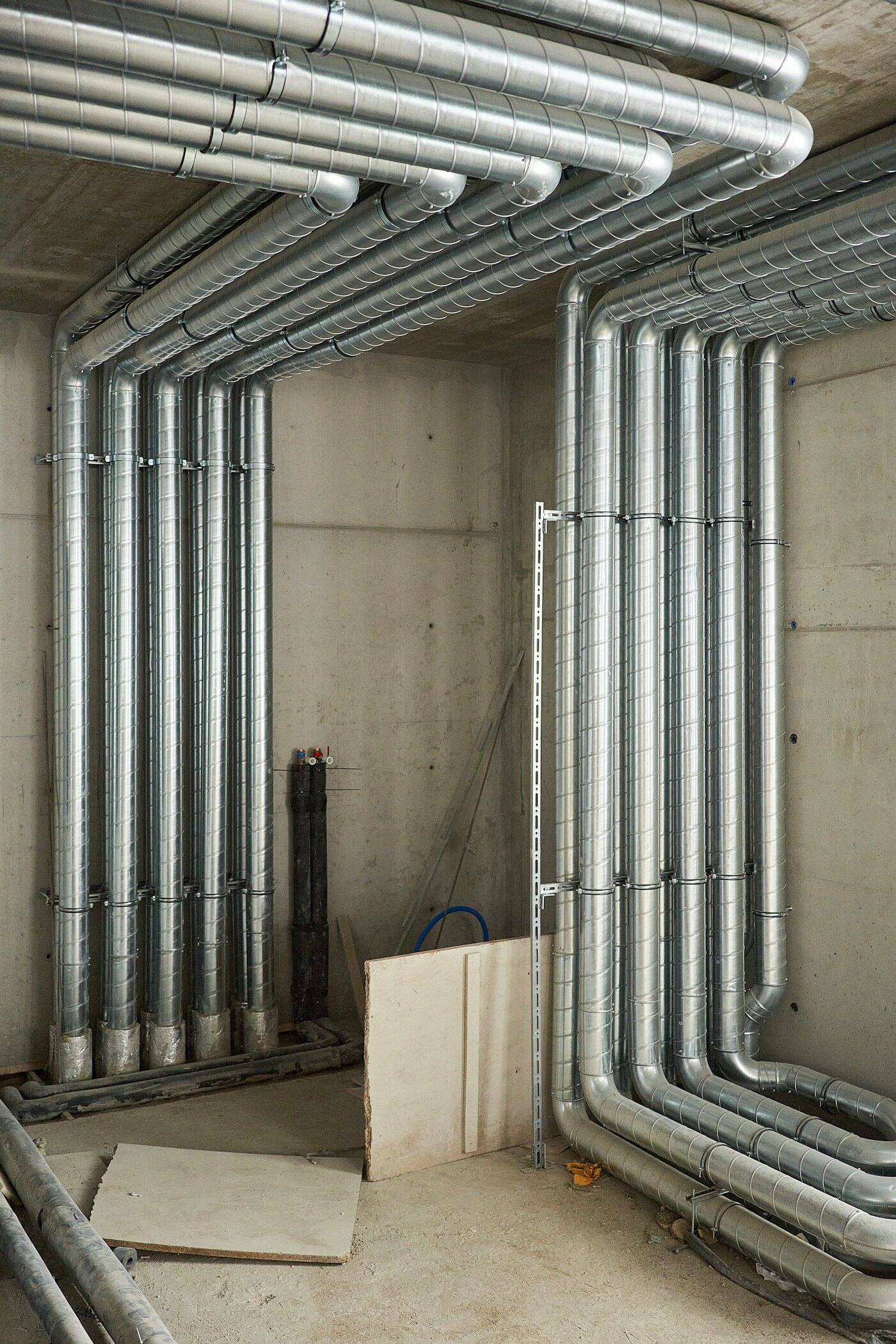 Réseaux techniques apparents sur un chantier de bureaux